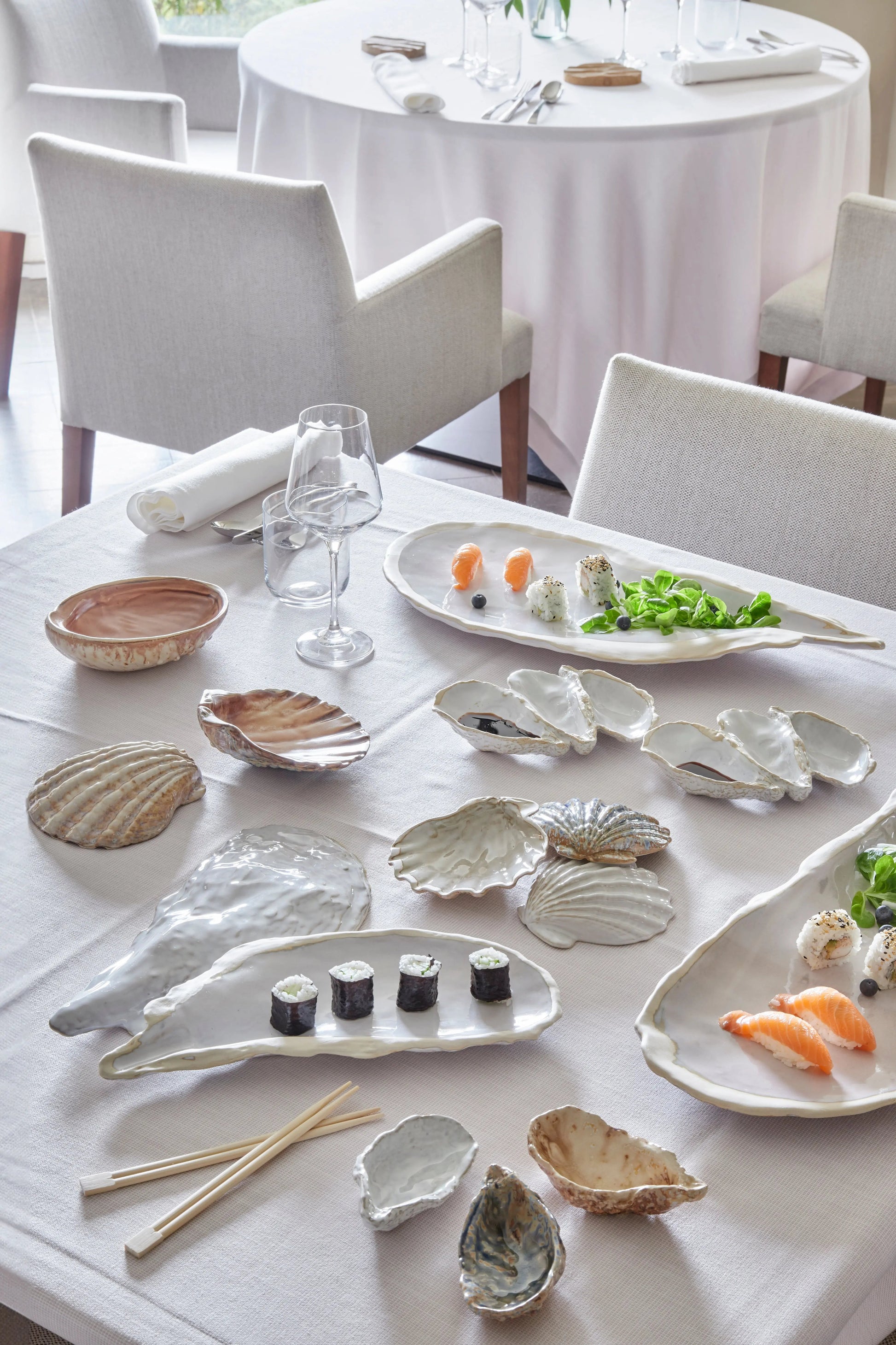 Ceramic oyster-shaped tray