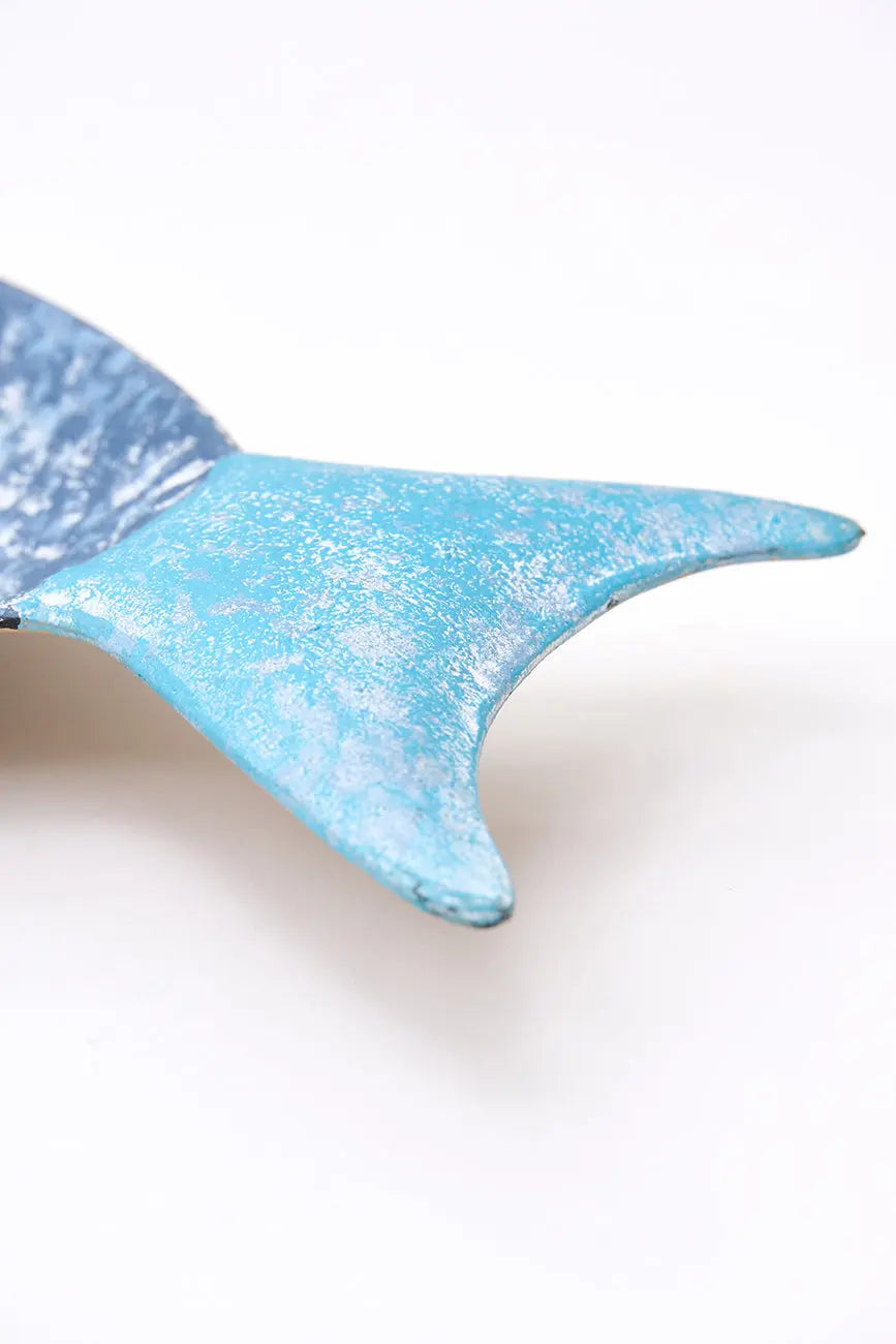 Bandeja de hojalata con forma de pez azul