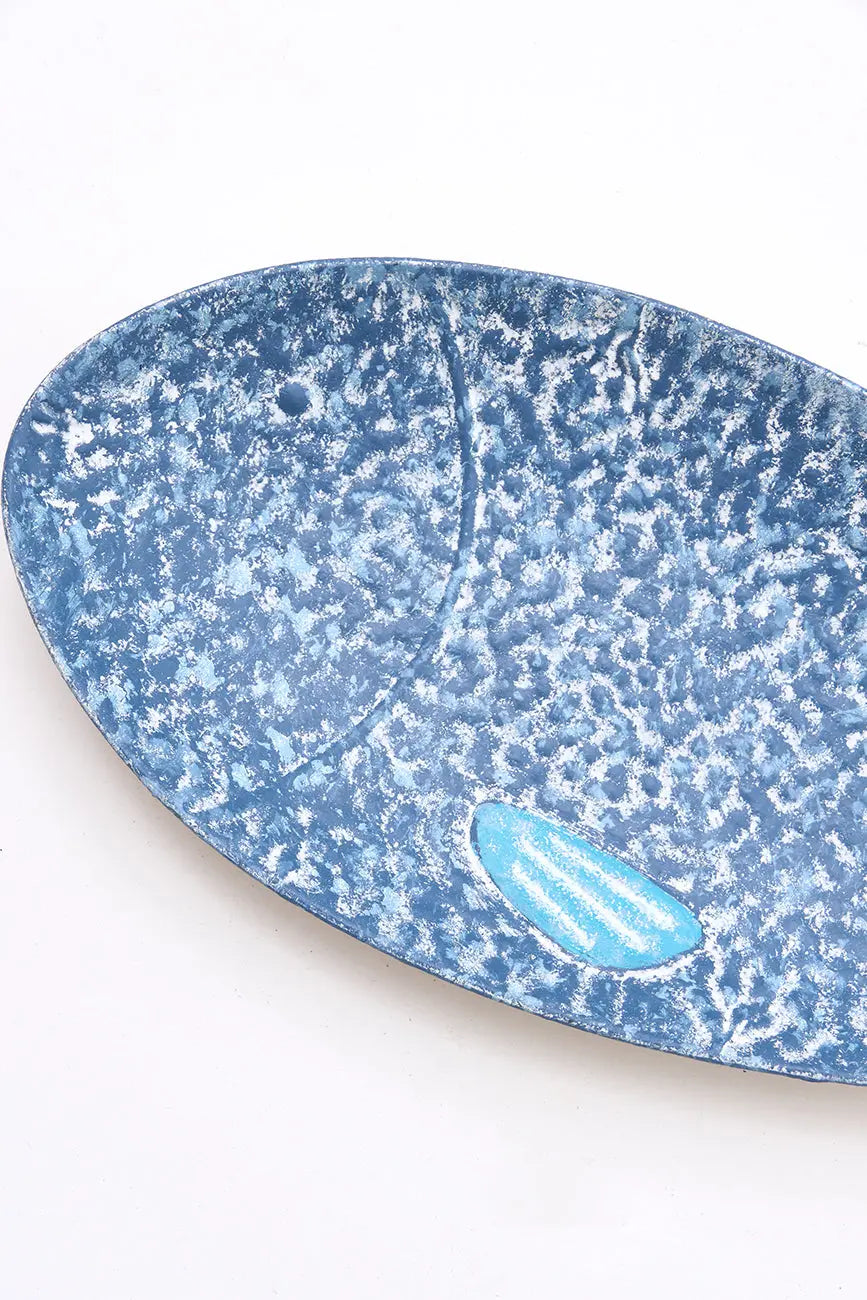 Bandeja de hojalata con forma de pez azul