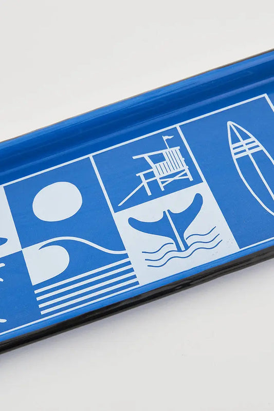 Bandeja en metal esmaltado con ambiente surf Batela Deco 2024