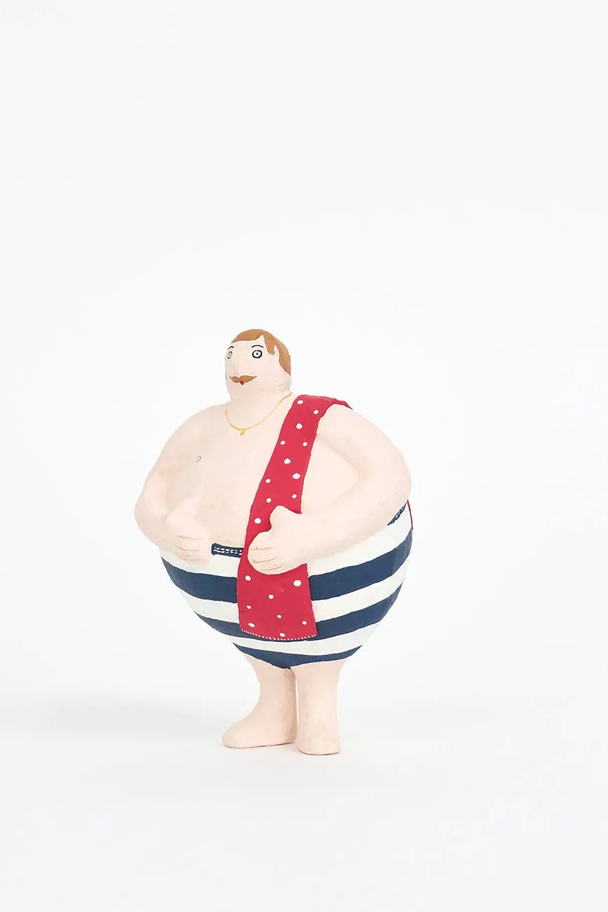 Bañista de época hecho en papel maché.