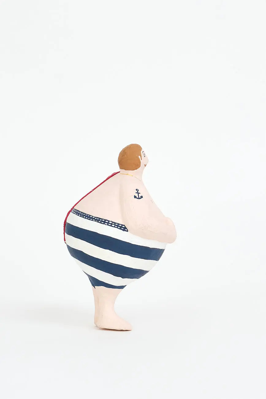 Bañista de época hecho en papel maché.