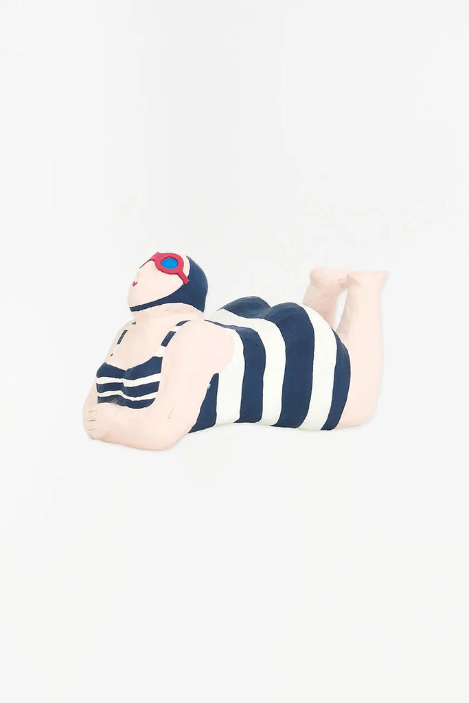 Bañista tumbada de papel maché