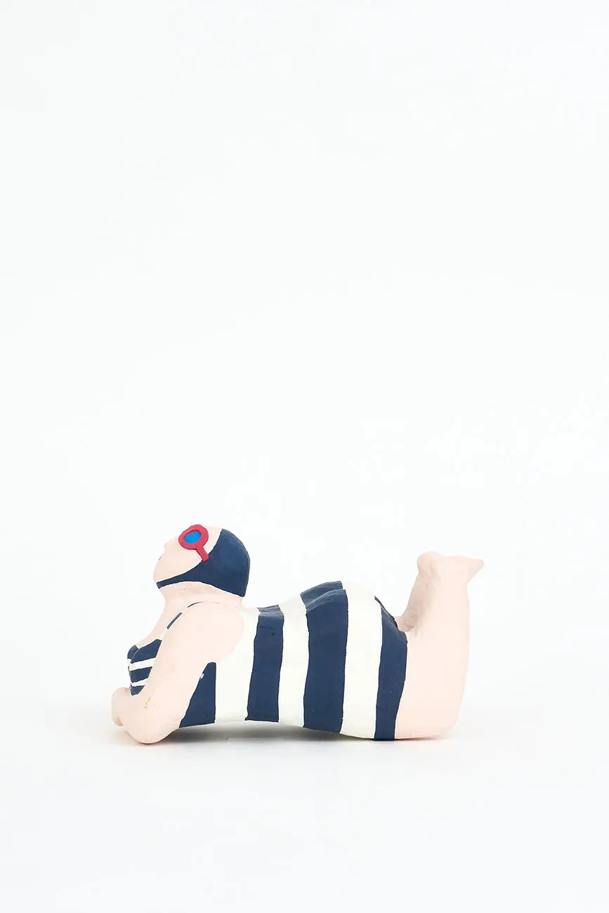 Bañista tumbada de papel maché