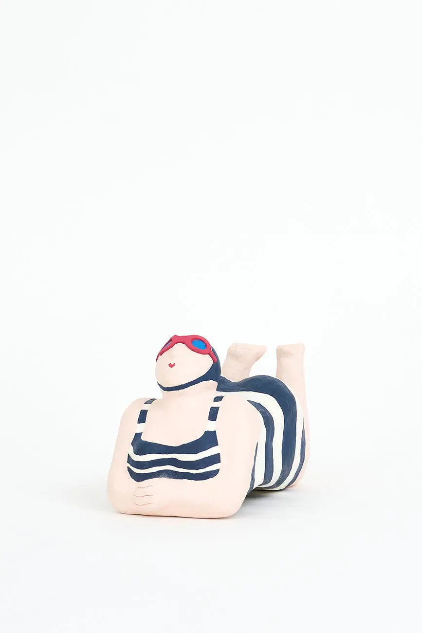 Bañista tumbada de papel maché