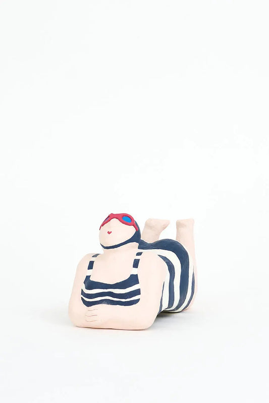 Bañista tumbada de papel maché