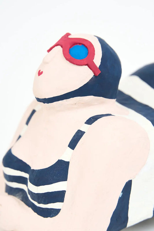 Bañista tumbada de papel maché