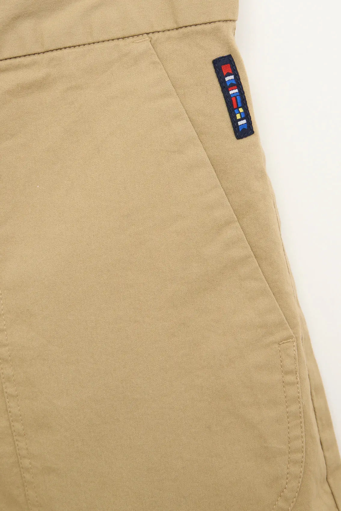 Pantalón corto con bolsillos plastrón