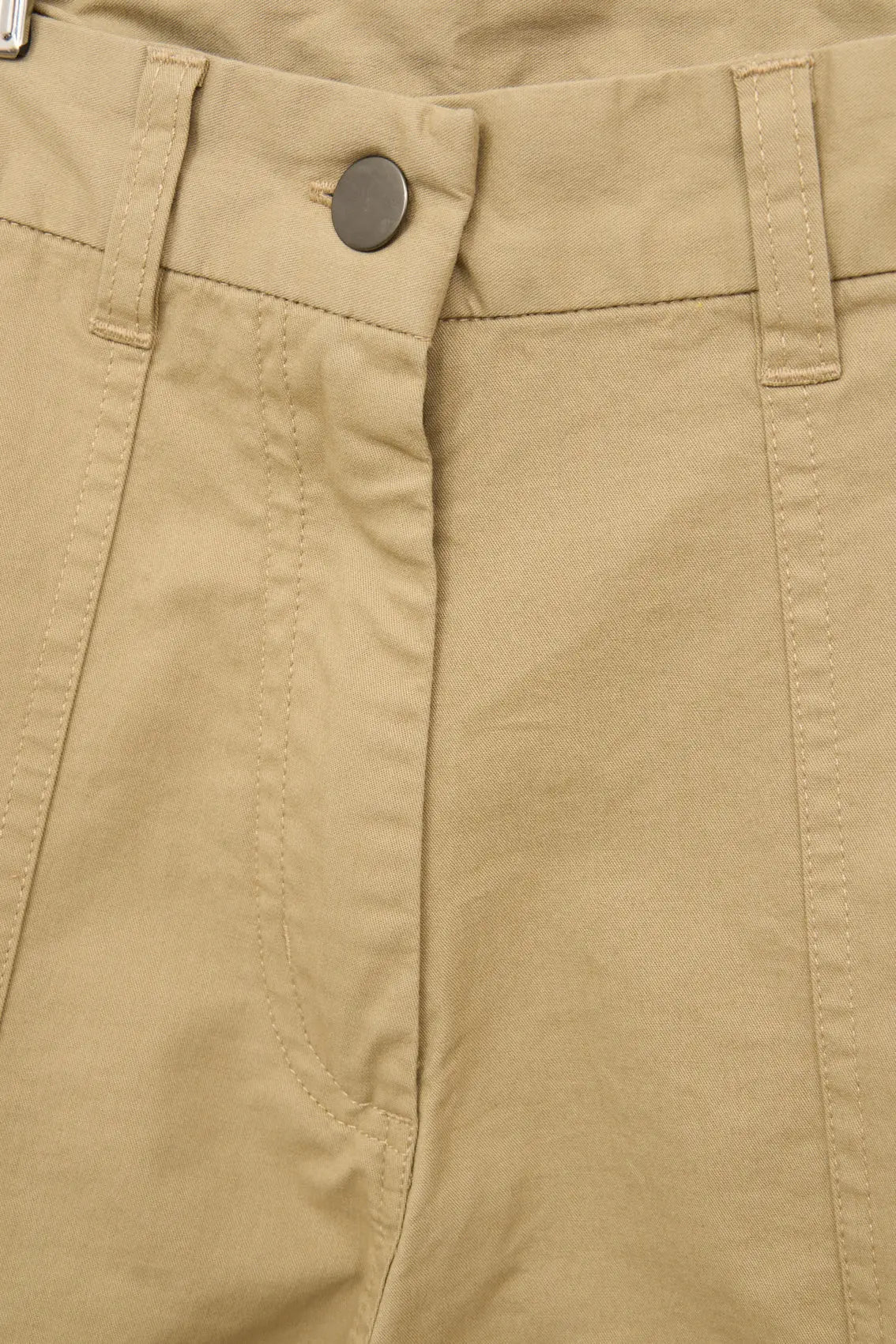 Pantalón corto con bolsillos plastrón