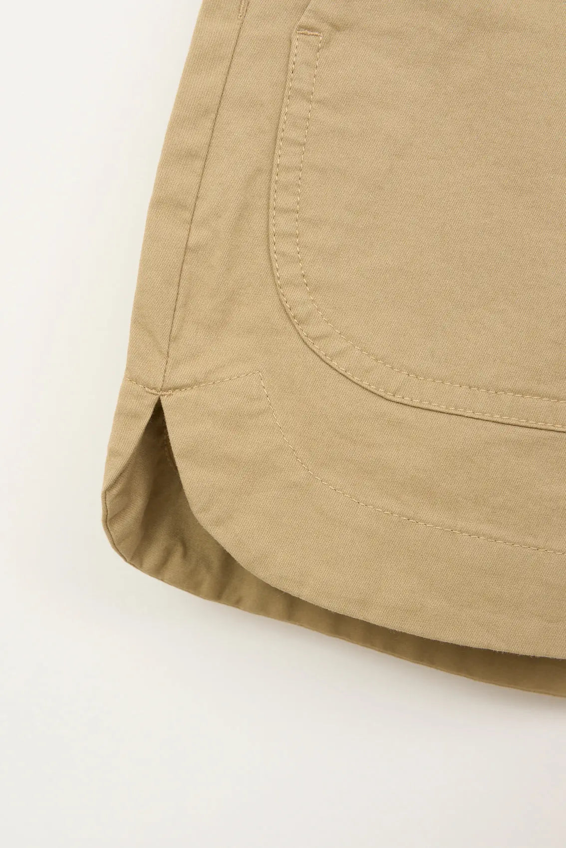 Pantalón corto con bolsillos plastrón