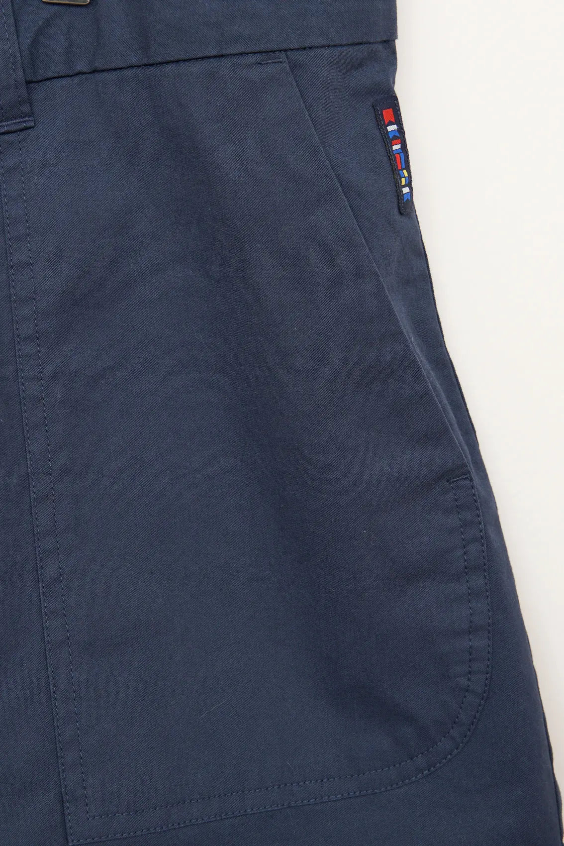 Pantalón corto con bolsillos plastrón