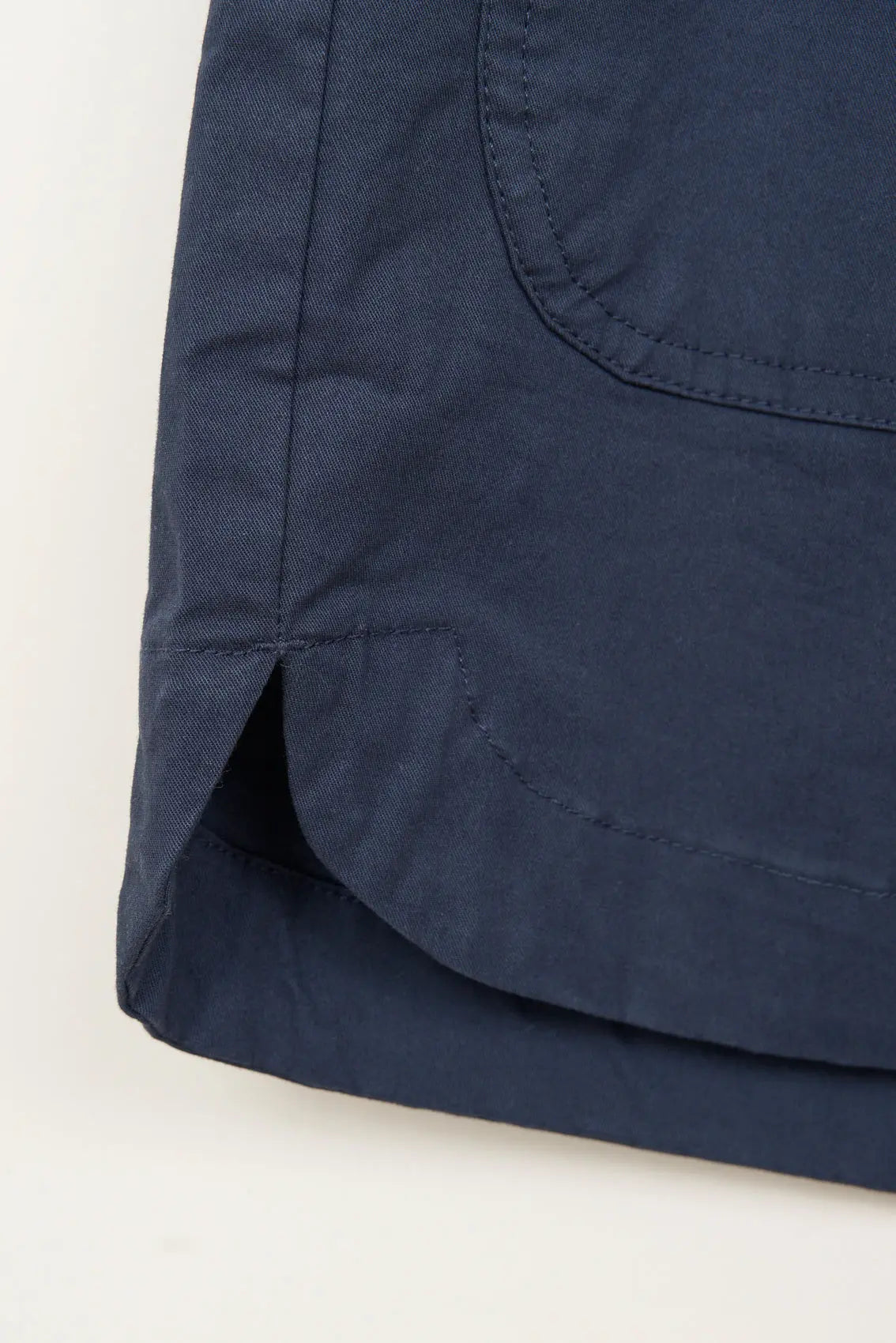Pantalón corto con bolsillos plastrón