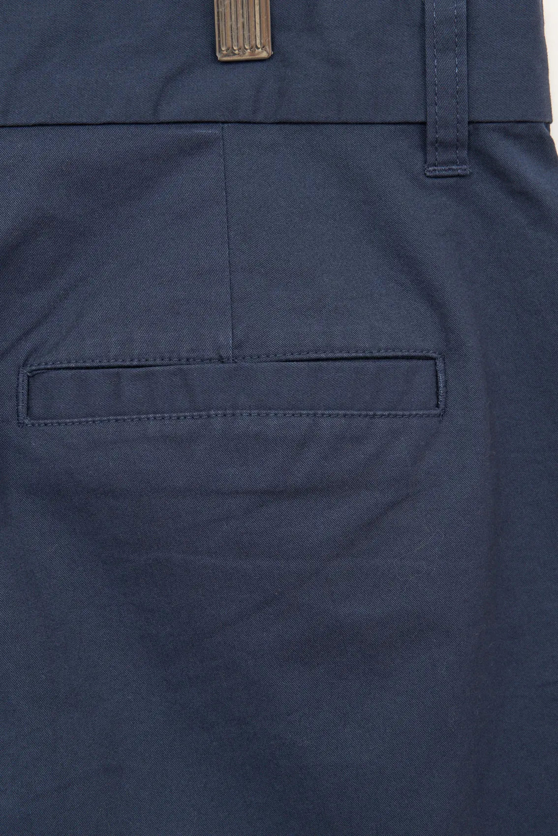 Pantalón corto con bolsillos plastrón