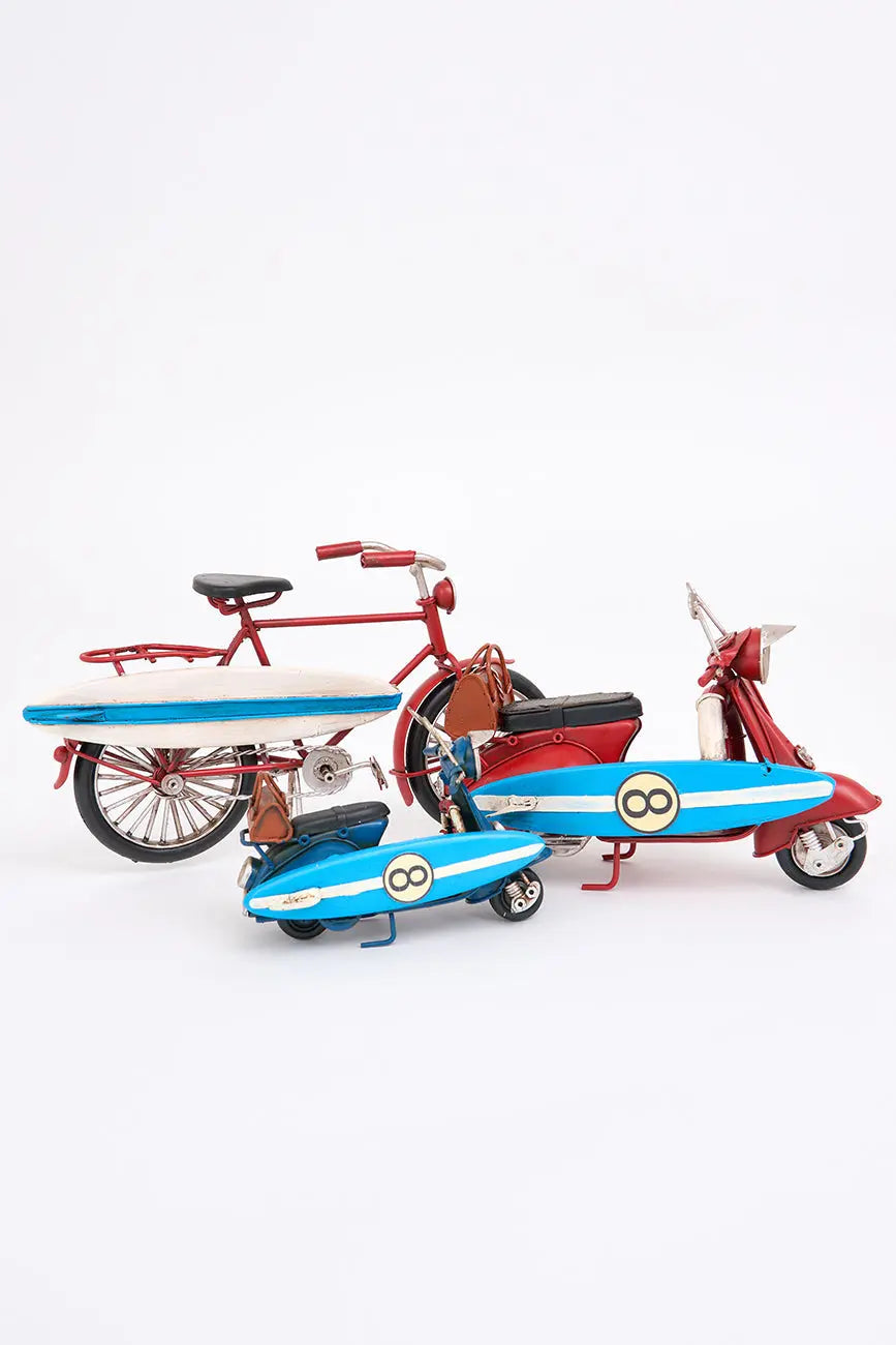 Bicicleta decorativa roja con tabla de surf