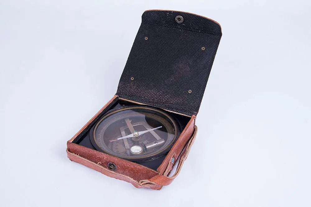 Brújula con estuche de cuero - D838 Batela