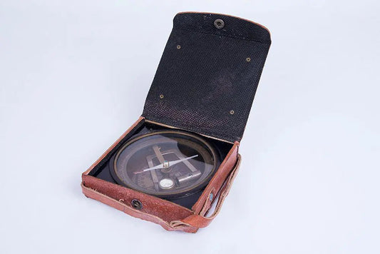 Brújula con estuche de cuero - D838 Batela