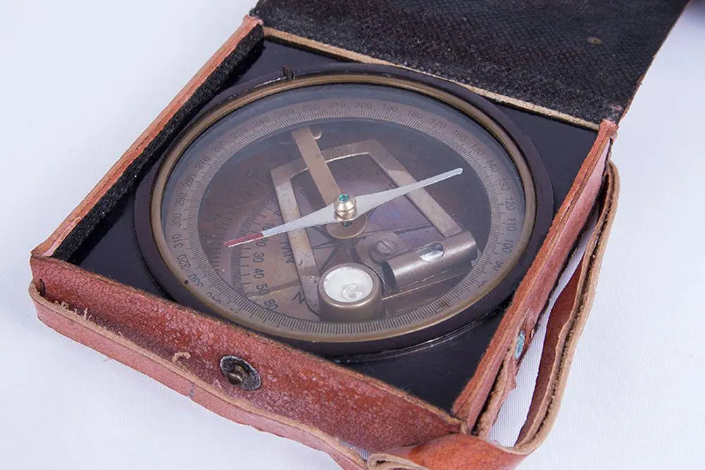Brújula con estuche de cuero - D838 Batela