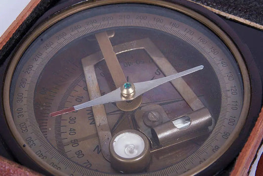 Brújula con estuche de cuero - D838 Batela