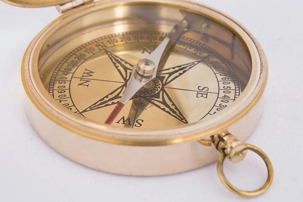 Brújula de latón con tapa - D651 Batela