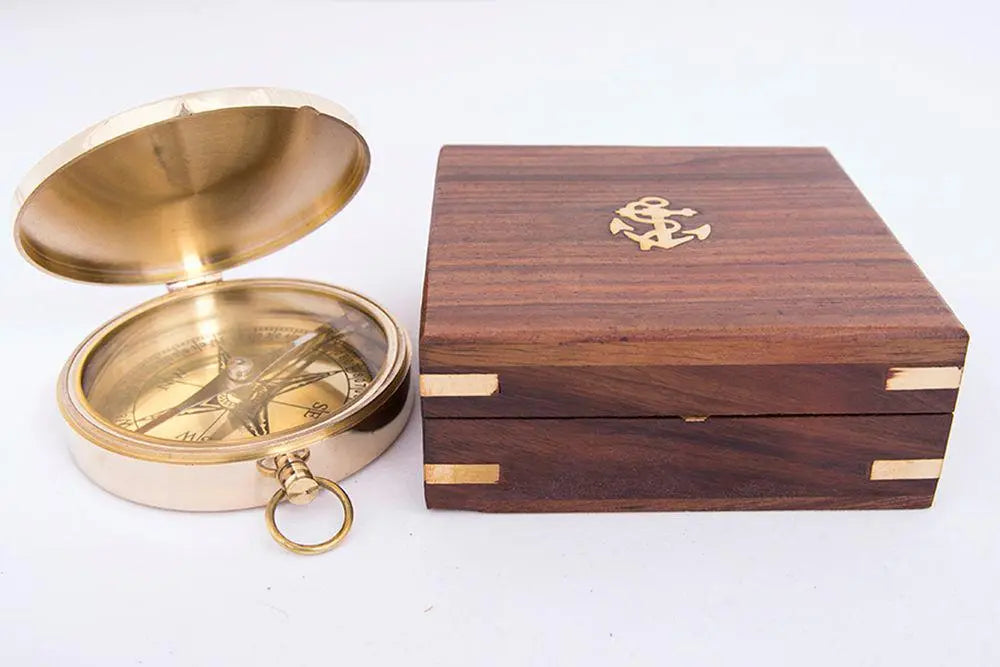Brújula de latón con tapa - D651 Batela