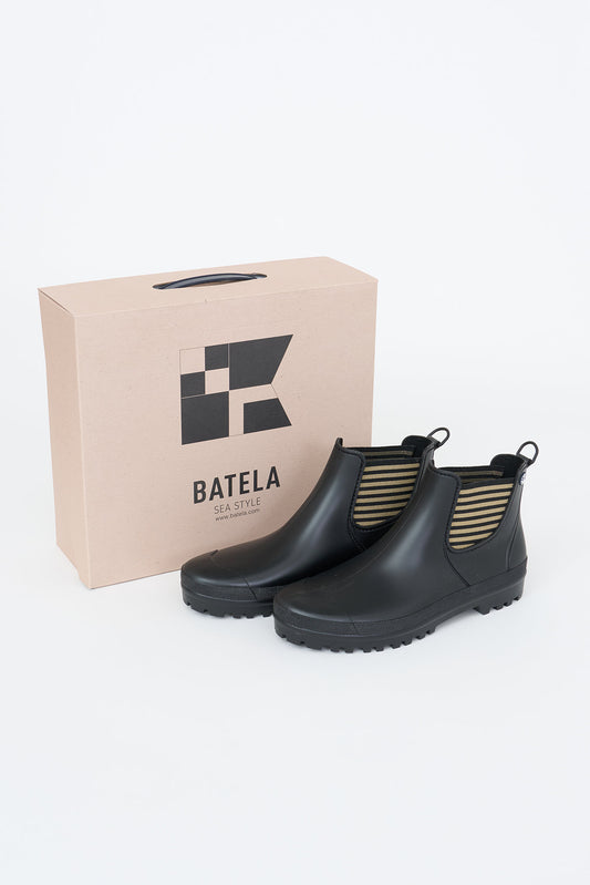 Women's waterproof rain boots or wellie black
