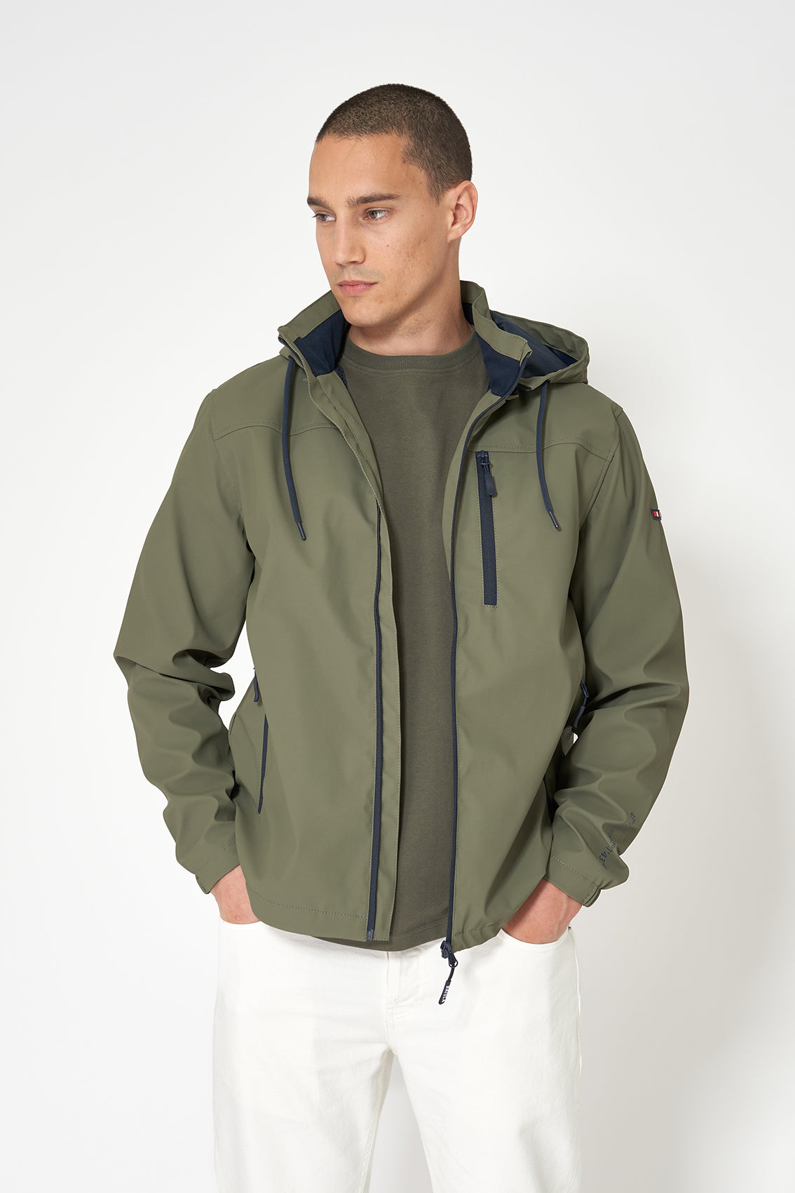 Light sailor raincoat with sleeve coordinates.