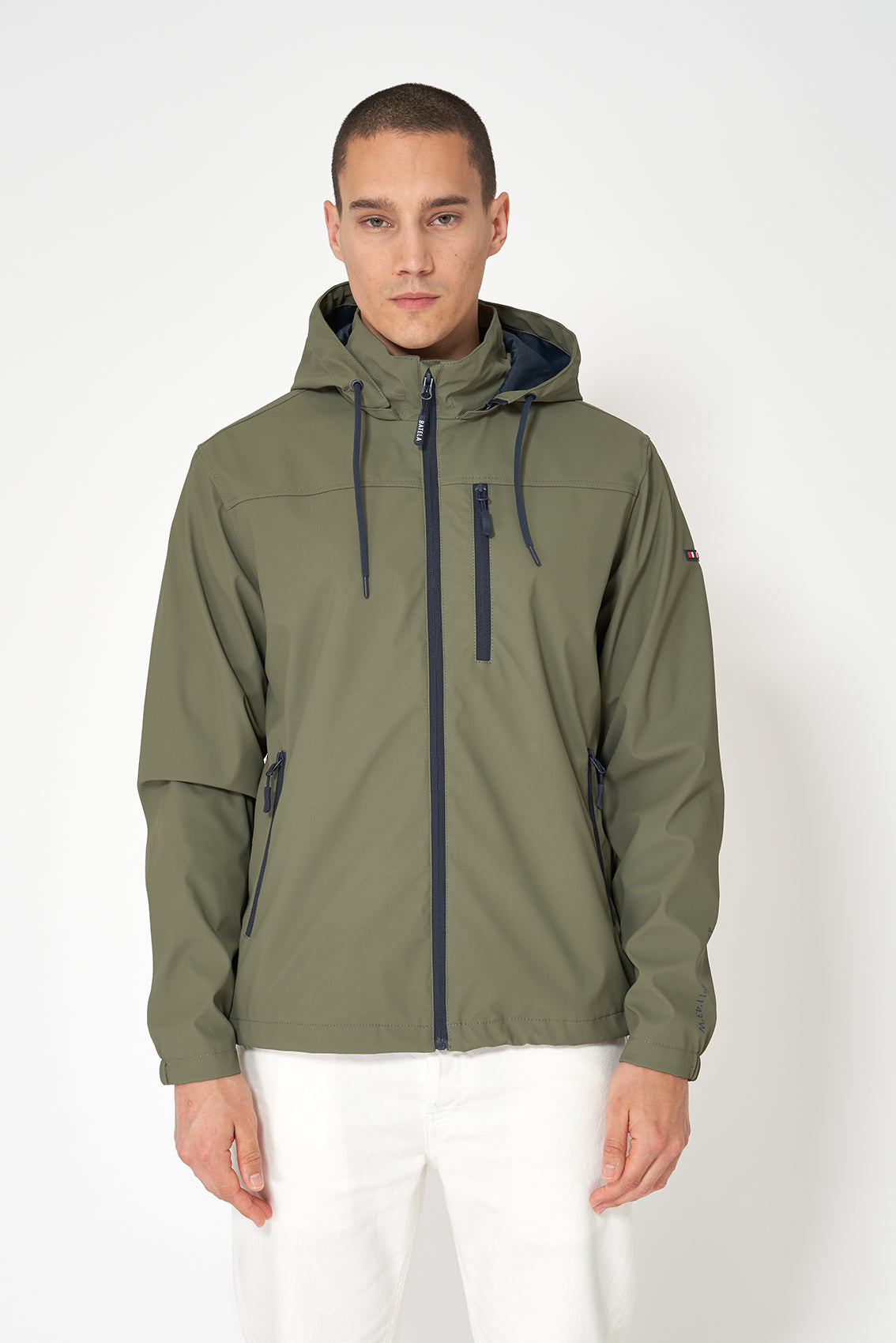 Light sailor raincoat with sleeve coordinates.