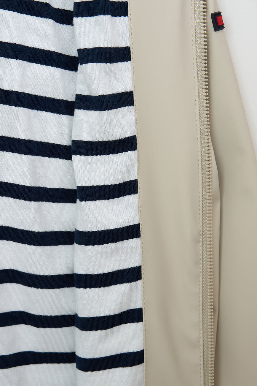 Haurrentzako marinel estiloko zira; barruko forrua kotoizkoa eta marraduna da