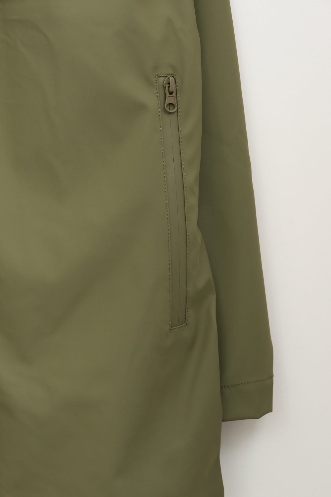 Long lightweight 100% waterproof raincoat