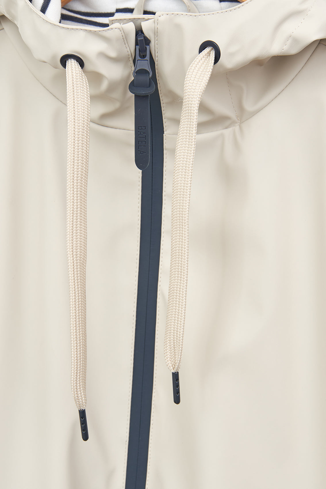 Chubasquero 100% impermeable con forro de rayas