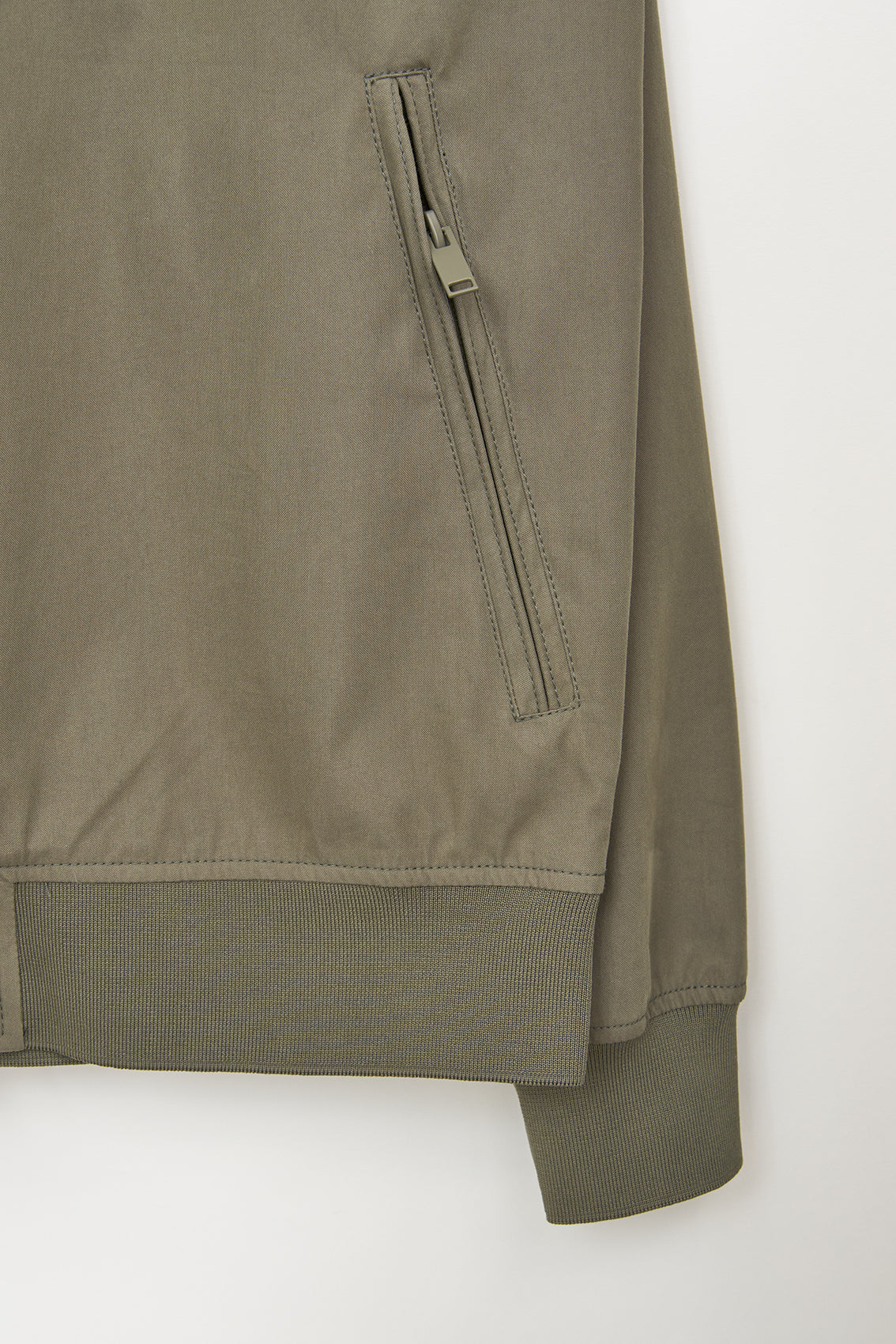 Cazadora tipo bomber de algodón 100% impermeable