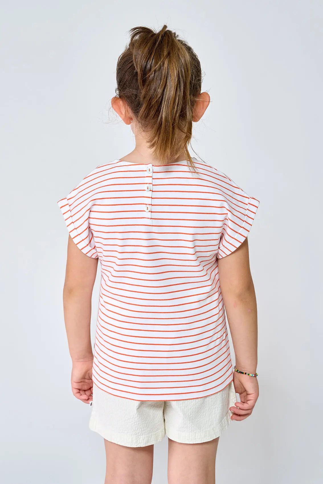 Mahuka motzeko kamiseta, marra finekoa.