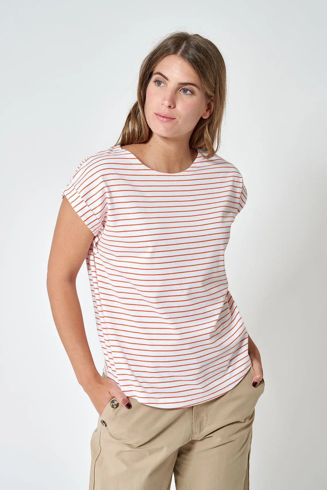 T-shirt à rayures et épaules décontractées
