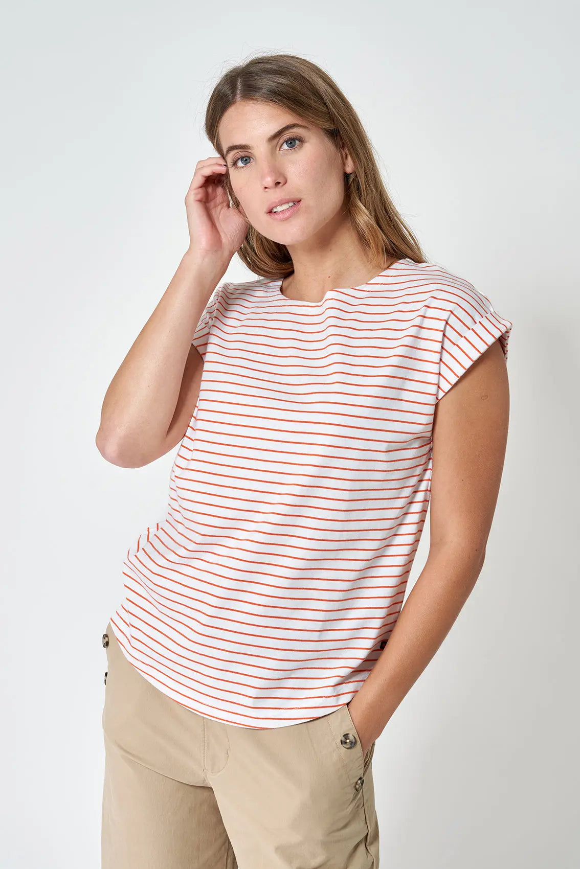 T-shirt à rayures et épaules décontractées