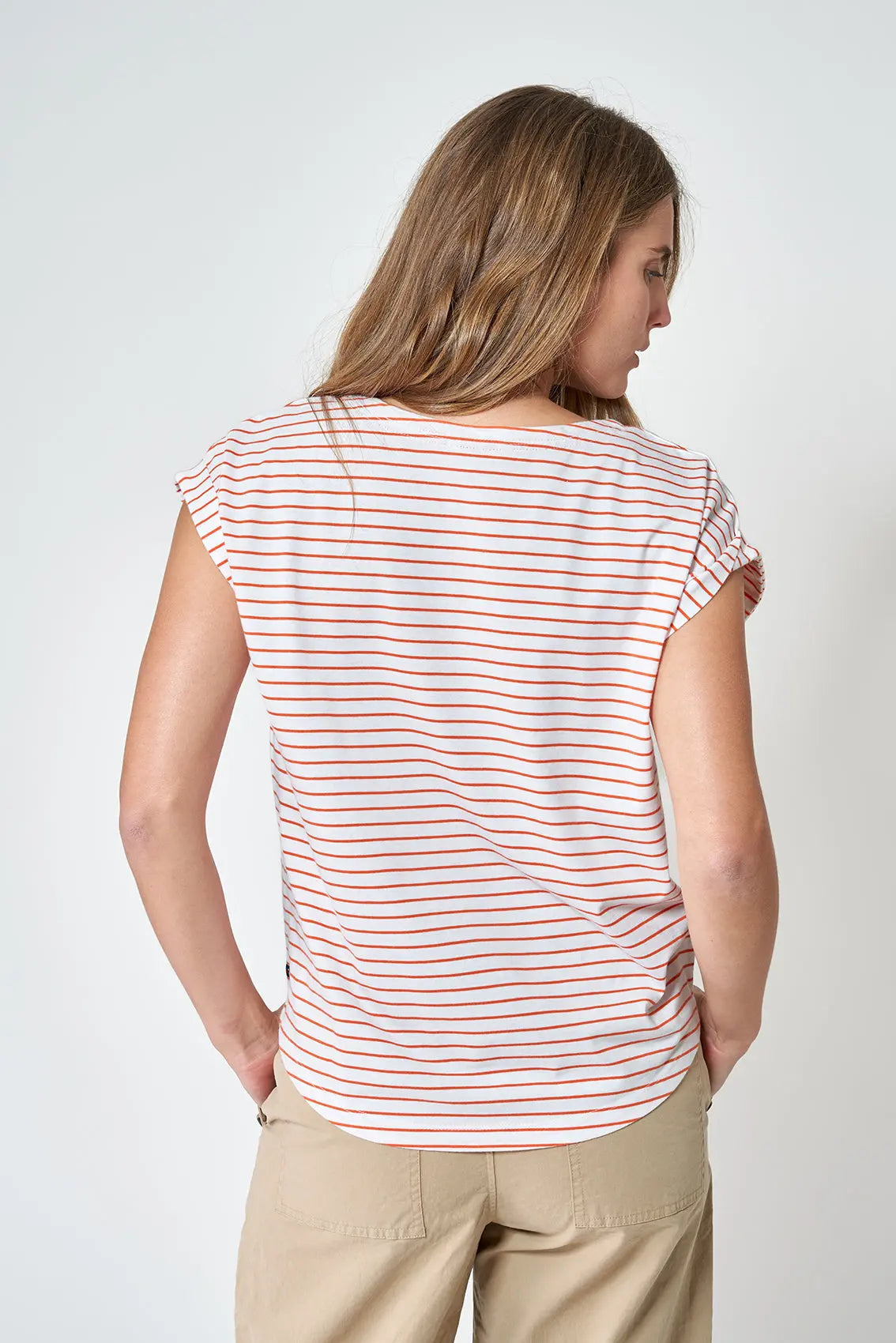 T-shirt à rayures et épaules décontractées