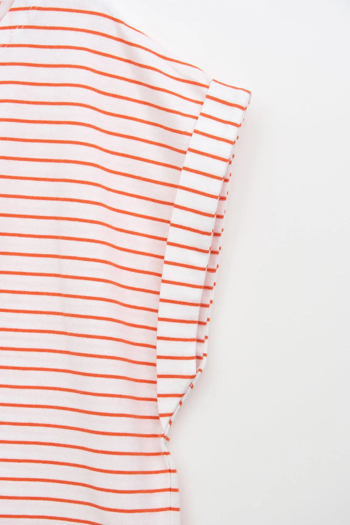 T-shirt à rayures et épaules décontractées