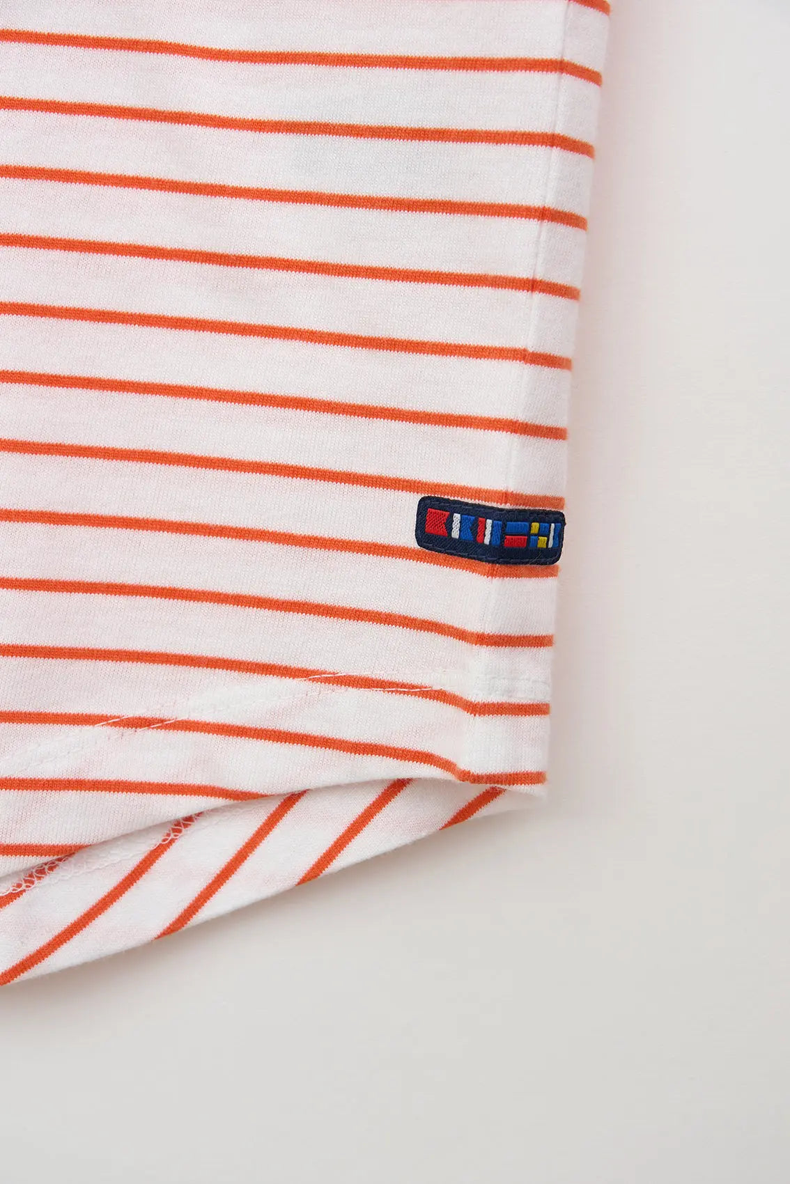 T-shirt à rayures et épaules décontractées