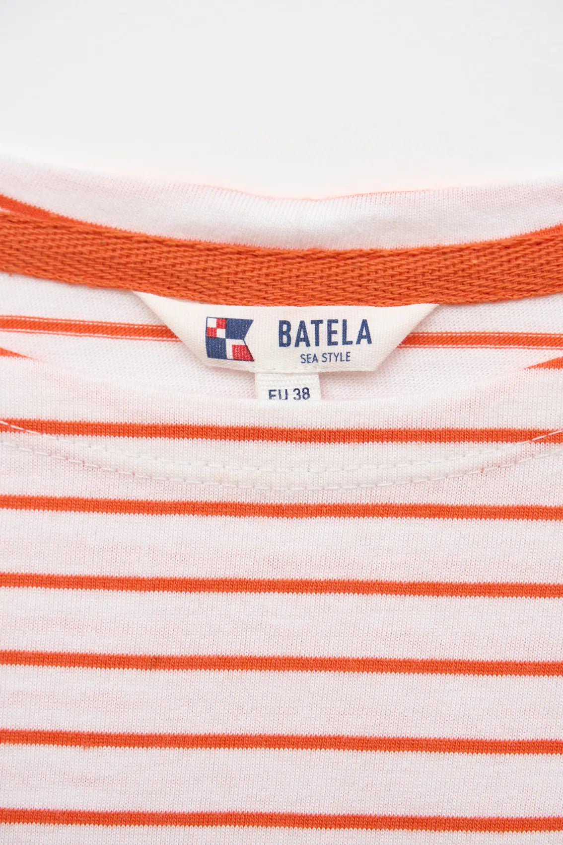 T-shirt à rayures et épaules décontractées