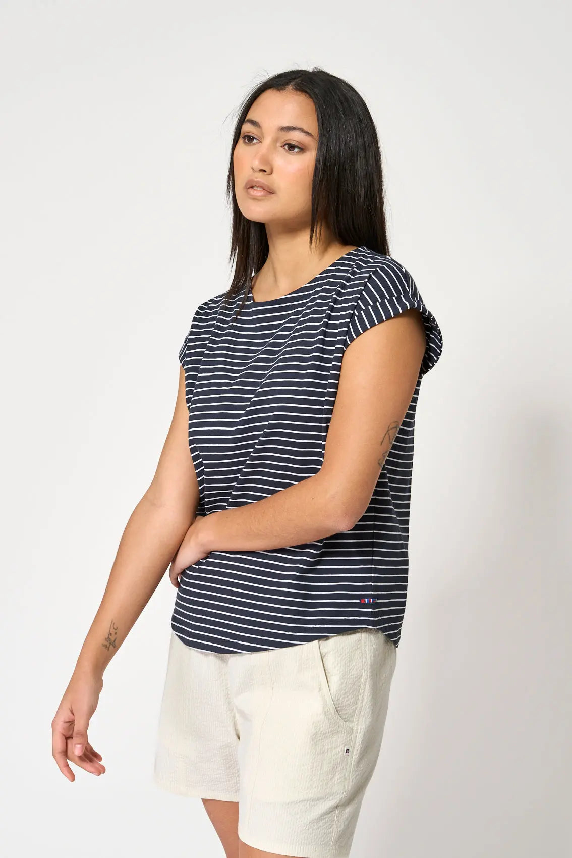 T-shirt à rayures et épaules décontractées