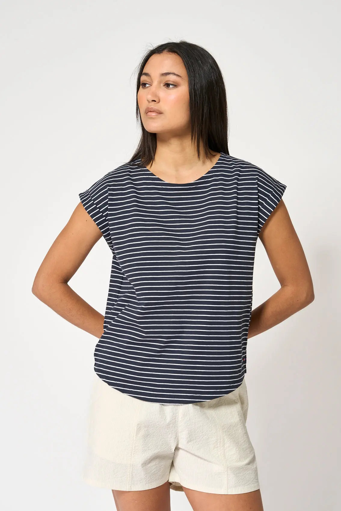 T-shirt à rayures et épaules décontractées