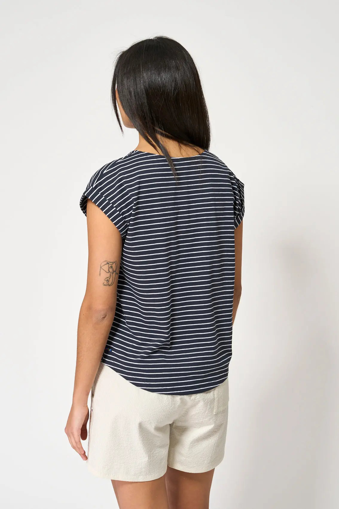 T-shirt à rayures et épaules décontractées