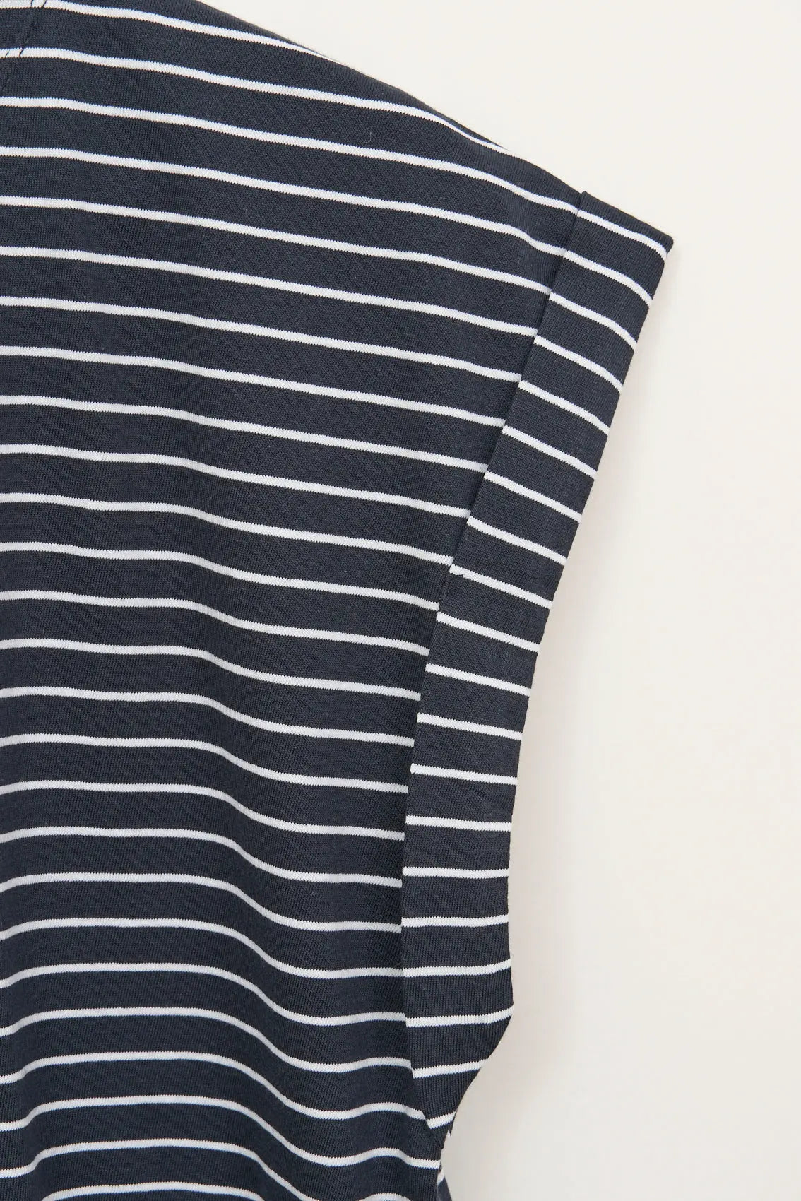 T-shirt à rayures et épaules décontractées