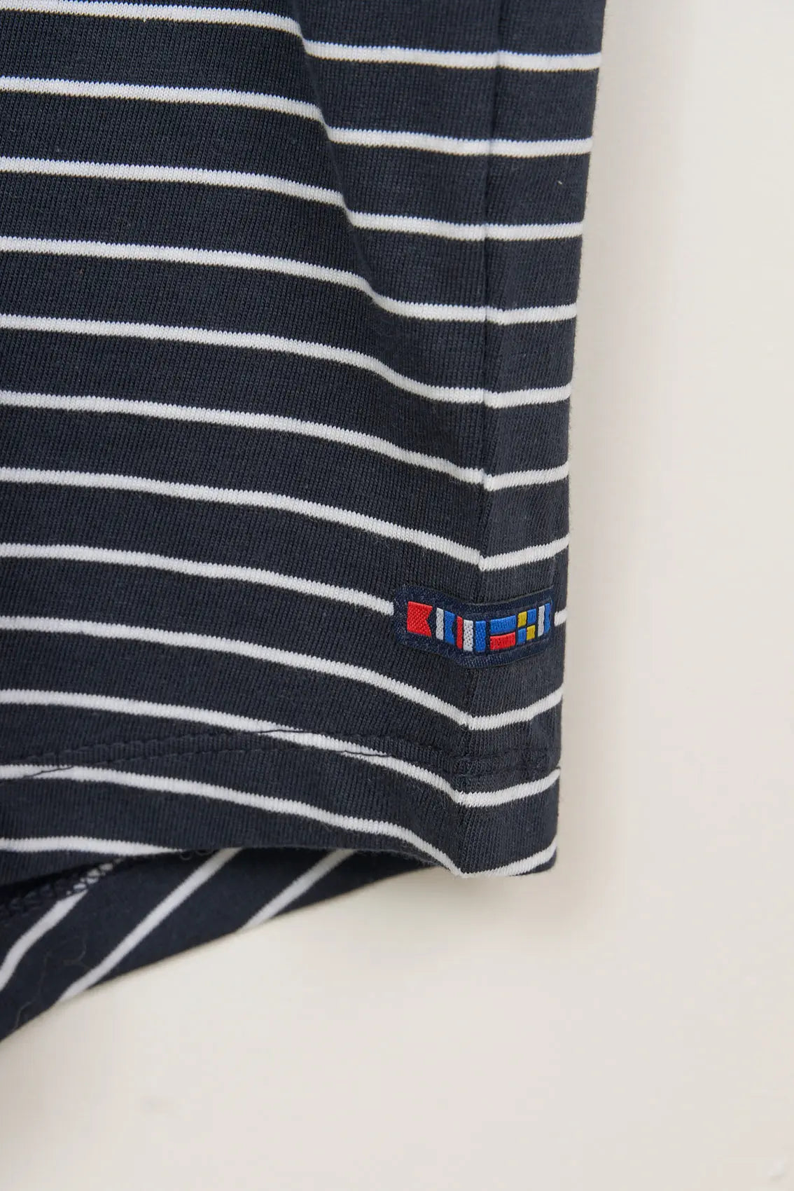 T-shirt à rayures et épaules décontractées