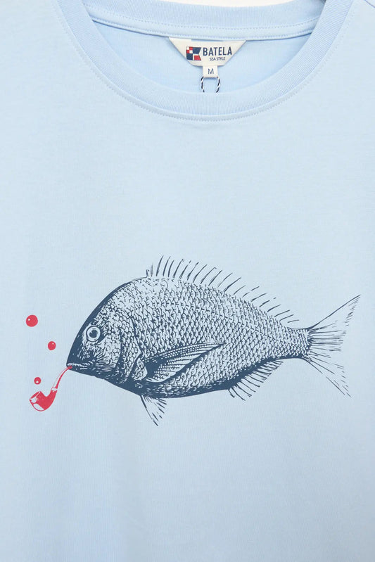 Ahoan pipa bat duen arrain baten serigrafia duen kamiseta