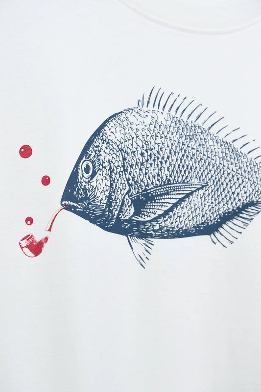 Ahoan pipa bat duen arrain baten serigrafia duen kamiseta