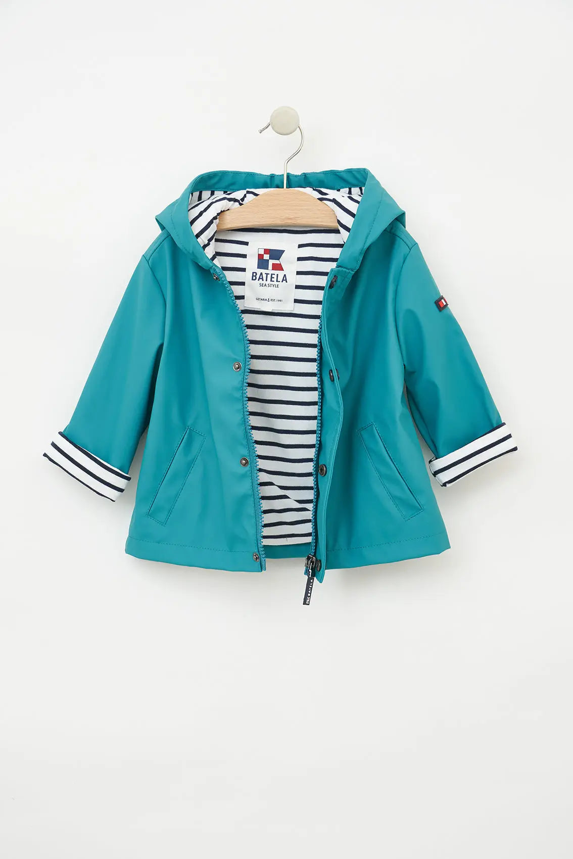 Ciré iconique, doublé jersey rayé et fermeture zippée