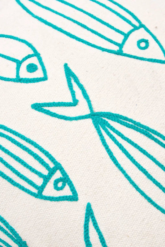 Cojín con peces bordados en algodón