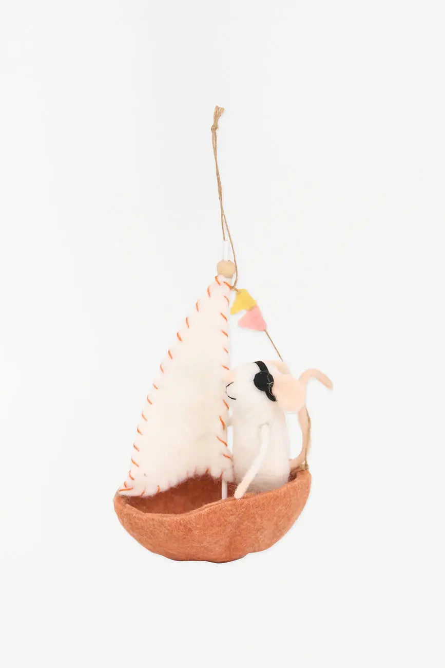 Colgante para árbol navidad en fieltro con ratón en barca