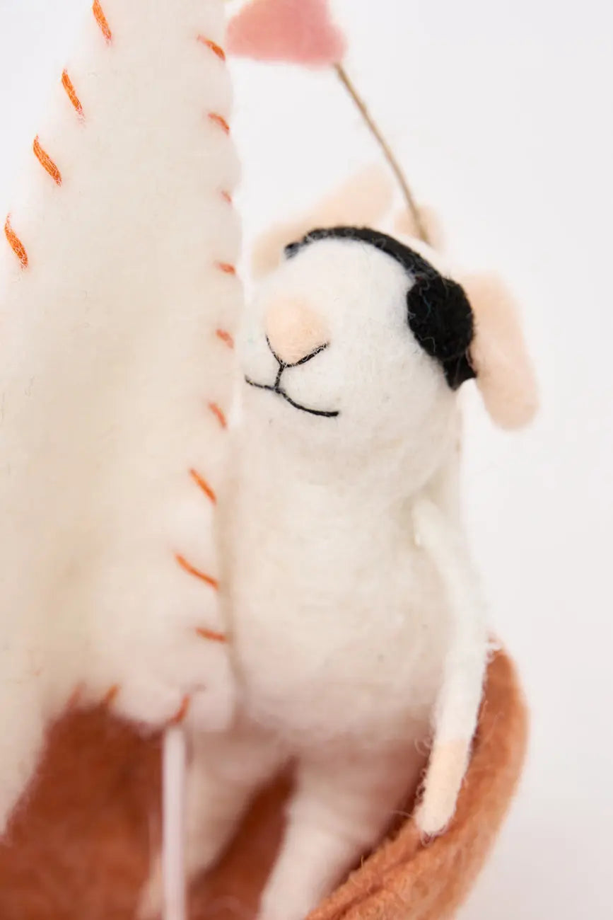 Felt pendant with mouse in boat