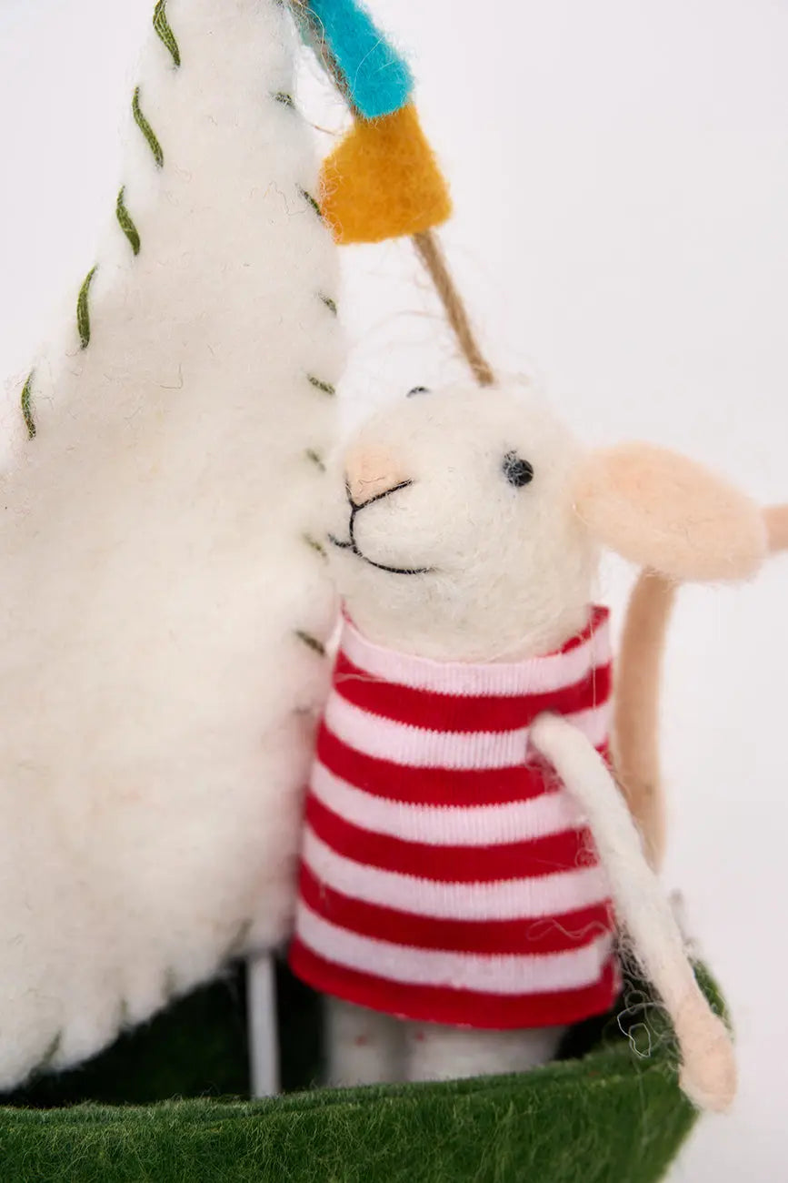 Colgante en fieltro con ratón en barca verde